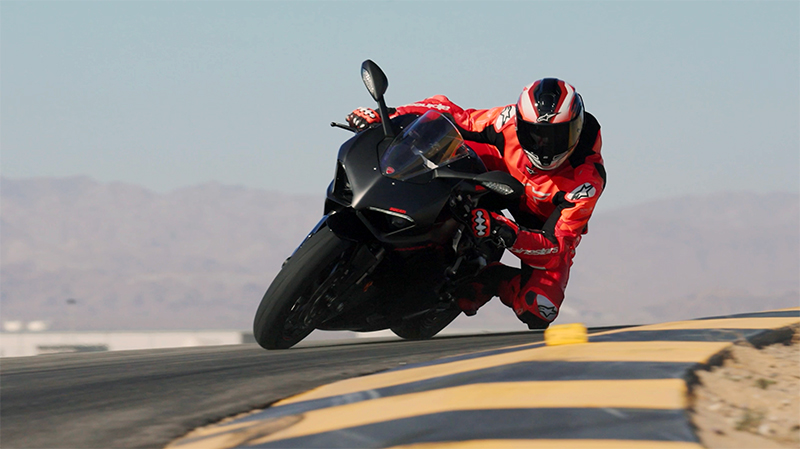 Guy wearing Alpinestars Tech Air 5 Plasma airbag vest on track